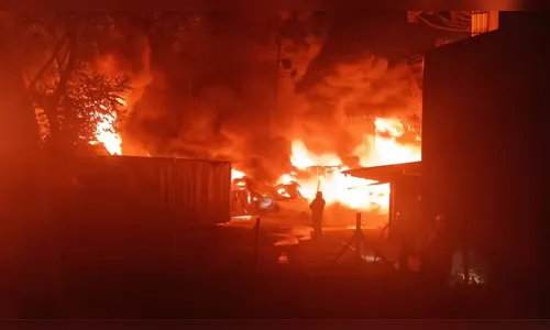 Incêndio destrói casa, barracão e quatro veículos de indústria no PR