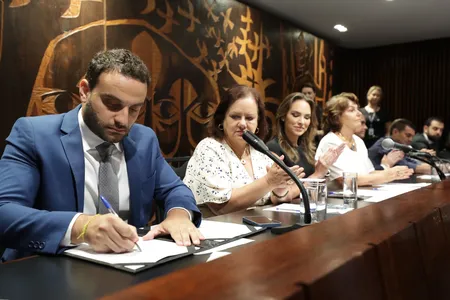 A parceria também prevê a promoção de sessões de mediação para resolver eventuais conflitos e a criação de uma cartilha explicativa sobre os processos de regularização.