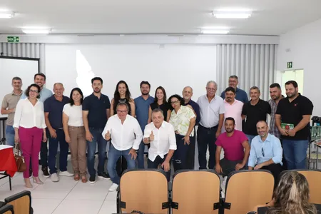 A reunião contou com vários representantes dos municípios integrados, além de funcionários do Cisvir