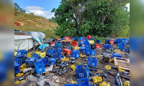 Prejuízo: carreta com cervejas tomba no Paraná e carga é saqueada