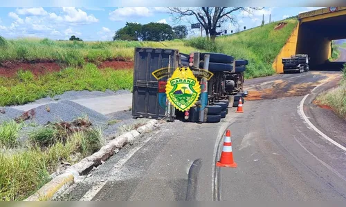 Caminhoneiro fica ferido após veículo tombar na PR-444 em Mandaguari
