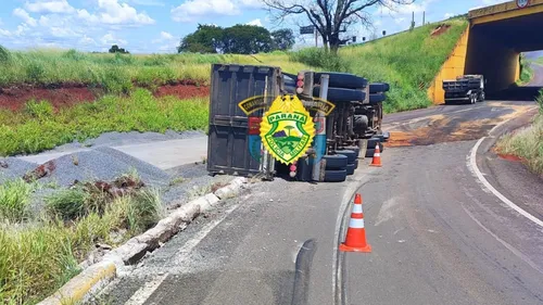 Acidente aconteceu na manhã desta terça-feira (25)