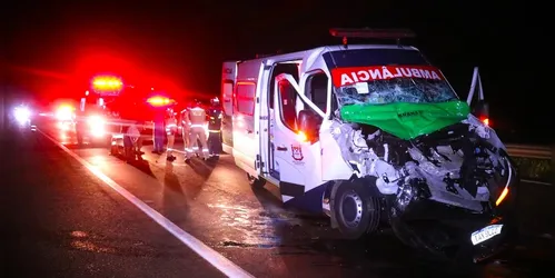 Acidente envolveu uma ambulância de Piraí do Sul (PR)