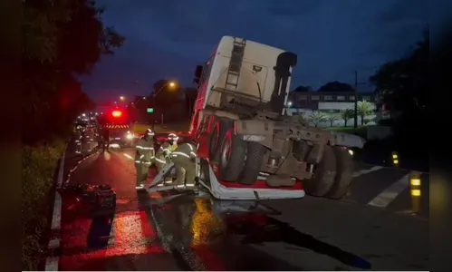 Motorista de guincho morre prensado por caminhão que transportava