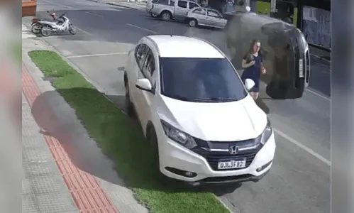 Mulher 'nasce de novo' ao escapar por um triz de atropelamento; veja