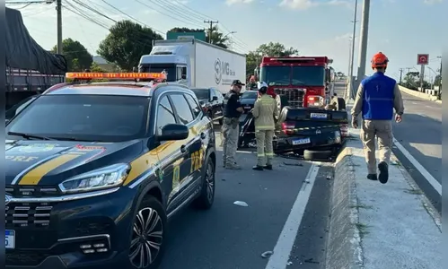 Jovem morre ao colidir carro contra poste, capotar e bater em caminhão