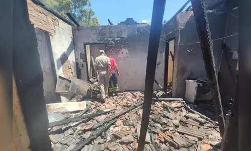 Duas crianças morrem carbonizadas em incêndio dentro de casa no Paraná