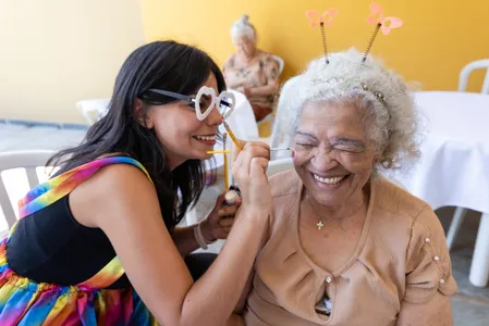 Além das marchinhas musicais, a atividade promovida com envolvimento de profissionais da assistência social e psicologia, teve direito a máscaras, colares e “comes e bebes”