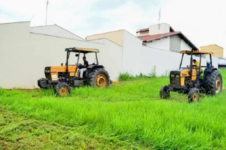 Após uma alteração na lei, proprietários de terrenos baldios têm até dez dias para realizar a limpeza após serem notificados