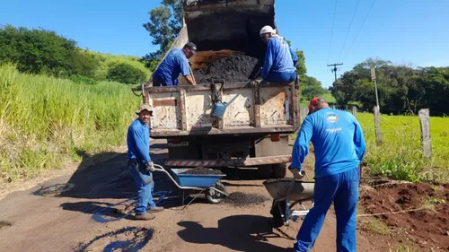 Apucarana faz recuperação emergencial em estrada para Rio Bom