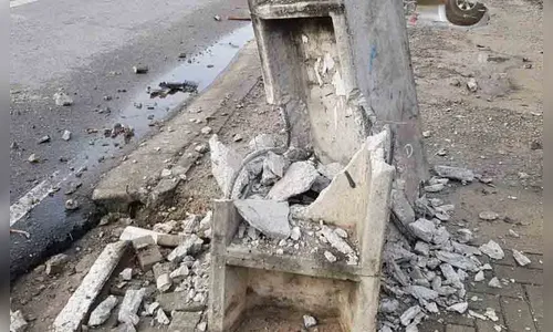 Kadett bate em poste e três ficam feridos em Ivaiporã