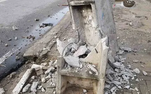 As três pessoas que estavam no carro ficaram feridas