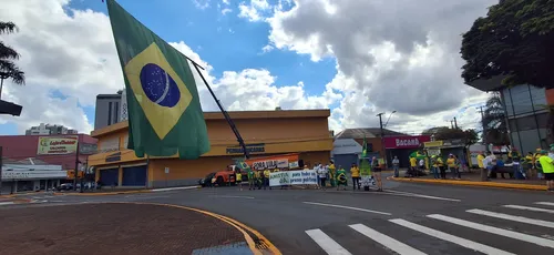 Ato por anistia reúne manifestantes no centro de Apucarana