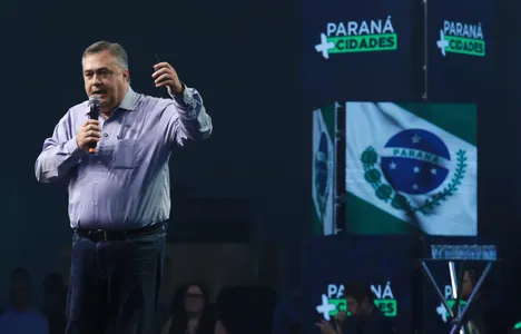 Beto Preto discursa durante evento