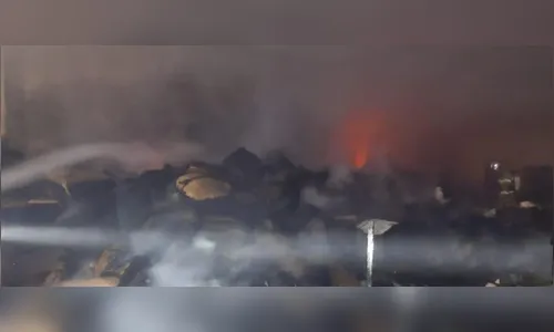 Bombeiros passam a madrugada combatendo incêndio em gráfica do PR