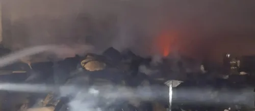 Bombeiros passam a madrugada combatendo incêndio em gráfica do PR
