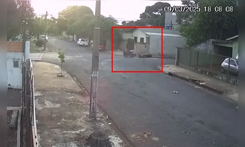 Câmera flagra acidente entre motos em cruzamento de Arapongas; veja