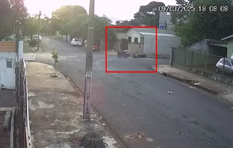 Câmera flagra acidente entre motos em cruzamento de Arapongas; veja