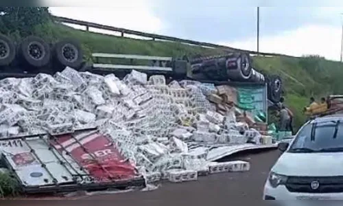 Caminhão carregado de papel higiênico tomba e motorista morre em MG