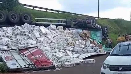 Caminhão tombou às margens da Rua José Gomes Silva Campos, trecho urbano da rodovia