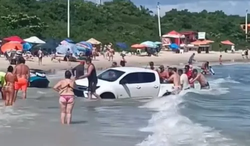 Caminhonete atolou em uma praia de Florianópolis (SC)