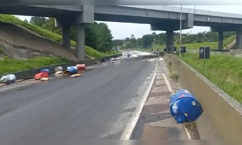 Tombamento de carreta com carga tóxica interdita BR-116 no PR