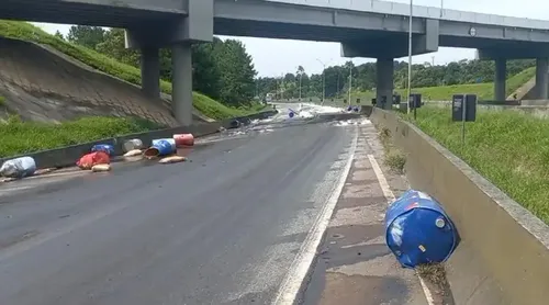 Carga se esparramou pela pista