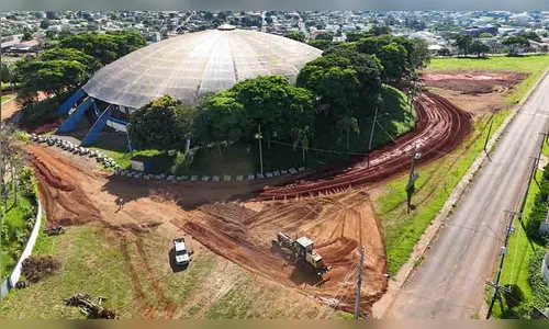Carlos Gil acompanha obras de revitalização no Complexo Esportivo