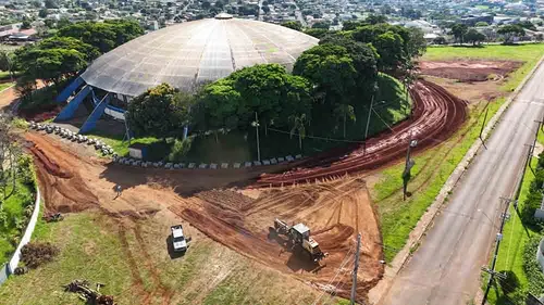 Carlos Gil acompanha obras de revitalização no Complexo Esportivo