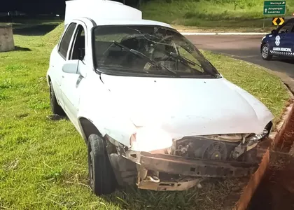 Carro foi bastante destruído