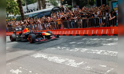 Fãs vibram com apresentação de carros de Fórmula 1 em Curitiba