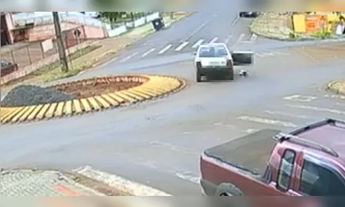 Veja momento em que criança cai de carro em movimento no Paraná