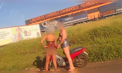 Cena inusitada: dupla quase “pelada” empurra moto na Avenida Brasil