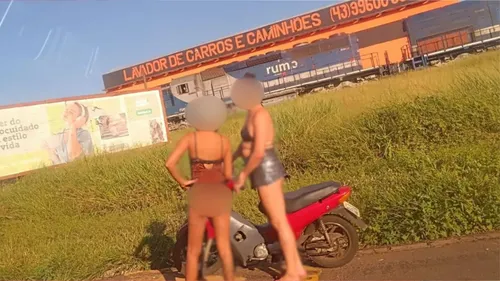 Cena inusitada: dupla quase “pelada” empurra moto na Avenida Brasil