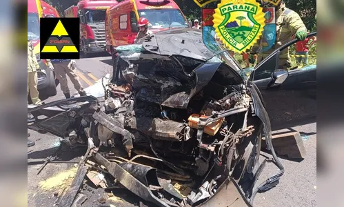 Duas pessoas morrem e 7 ficam feridas em colisão frontal na PR-323