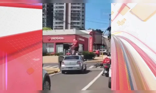 Motociclista sobe no capô de carro durante briga de trânsito; assista