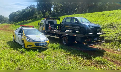 Corsa furtado em Apucarana é encontrado sem rodas e bateria