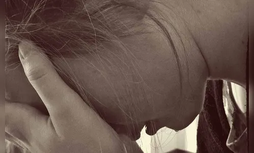 Criança de 9 anos implora para agressor parar de bater na mãe