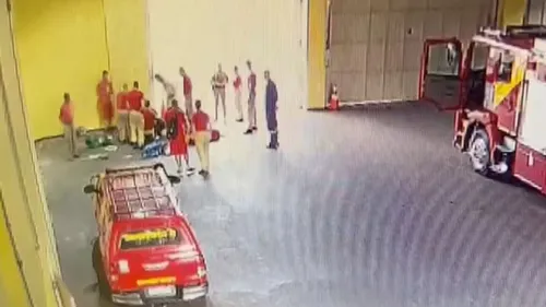Criança foi levada pelos pais até o quartel dos bombeiros, onde recebeu os primeiros atendimentos