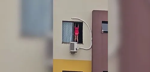 Criança pendurada em prédio chamou atenção