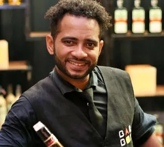 Durante a ação, a pedra atingiu Jhonathan Maycon Antônio da Silva, de 32 anos, que seguia de moto para o trabalho.