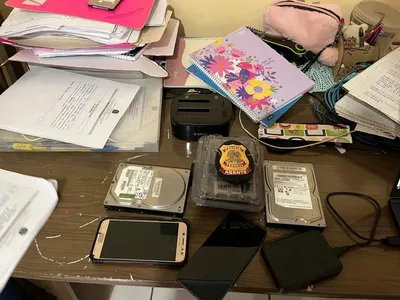 Durante a busca, os agentes localizaram imagens e vídeos relacionados ao abuso sexual infantil nos itens pessoais do investigado.
