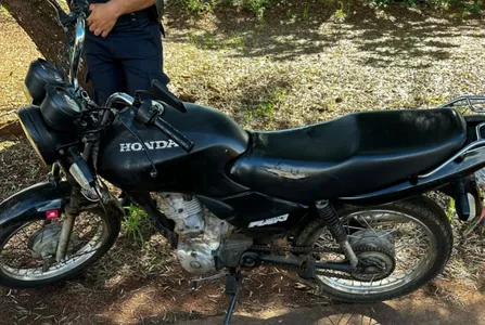 "Em consulta, constatamos que a moto tem débito de mais de R$ 11 mil, possuindo mais de 26 multas por avanço de sinal vermelho", explica o GCM Vinicius