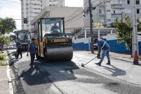 Empreiteira realiza reparos em rua