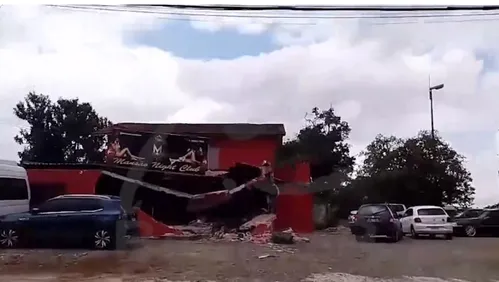 Enquanto tentava intimidar a moça, o motorista disse que era um cara que tinha explodido o próprio carro numa delegacia no ano passado
