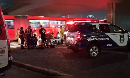 Mulher morre após ser atropelada por ônibus em Curitiba
