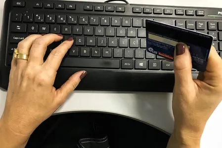 Evitar abrir links recebidos por WhatsApp e desconfiar de preços muito abaixo do mercado são algumas precauções que podem ser tomadas neste Dia do Consumidor