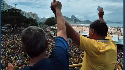 Ex-presidente Jair Bolsonaro e governador de São Paulo, Tarcisio Freitas, em Copacabana