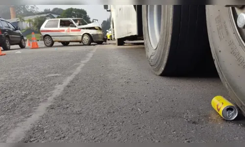 Motorista morre após bater Uno contra ônibus parado no Paraná