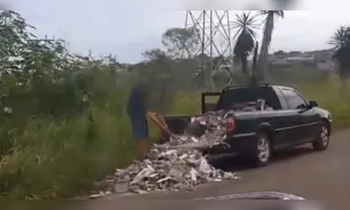 Apucarana: homem joga entulho na rua e recolhe ao ser pego pela GCM